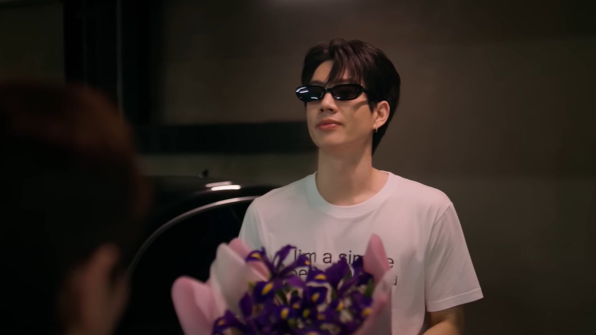 jumpapol's tweet image. jira saw the person HE CHOSE put in so much effort guessing his favorite flowers, smiling so proudly while giving them only to hear ‘do you really think i’m into you?’ THAT WOULDVE PUT ME IN THE PSYCH WARD 

#BurnoutSyndromeSeriesEP6