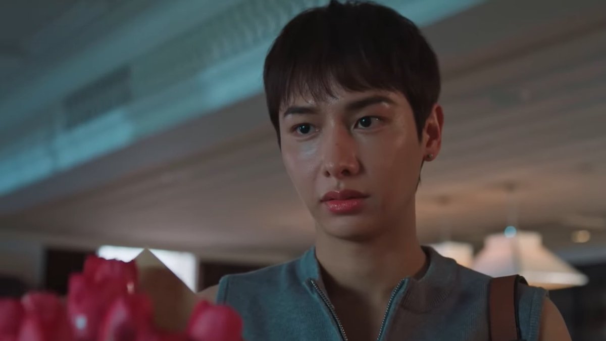 jumpapol's tweet image. jira saw the person HE CHOSE put in so much effort guessing his favorite flowers, smiling so proudly while giving them only to hear ‘do you really think i’m into you?’ THAT WOULDVE PUT ME IN THE PSYCH WARD 

#BurnoutSyndromeSeriesEP6