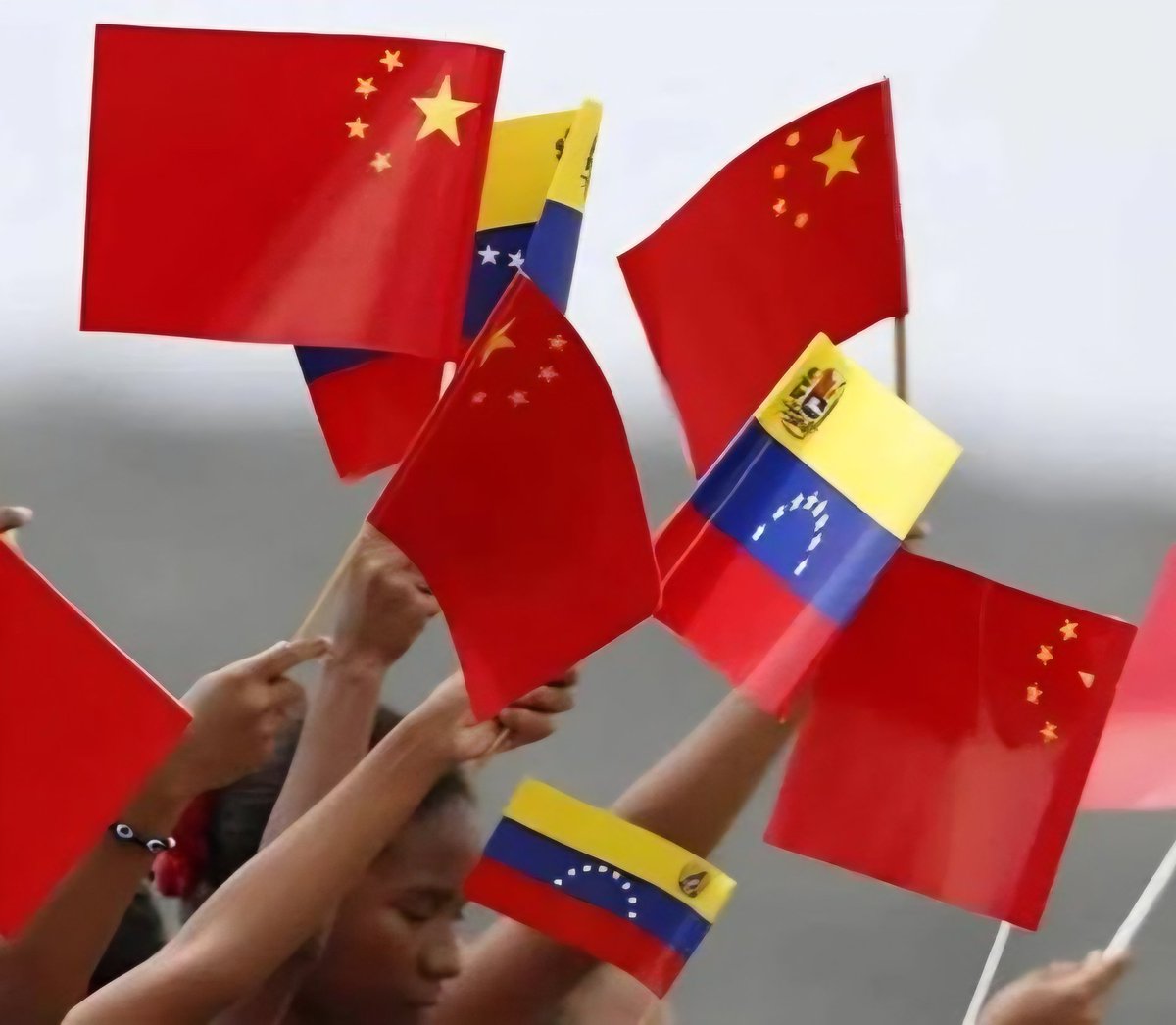 npomvtt's tweet image. ☠️☠️ NA CARA! Chinesa viraliza no Red Note (Xiaohongshu) pela sua resposta a uma estadunidense que a criticou por ter postado a foto de uma criança com autorização.

– Você pediu permissão pra tirar foto do filho dos outros?
– Vocês pediram permissão pra invadir a Venezuela?