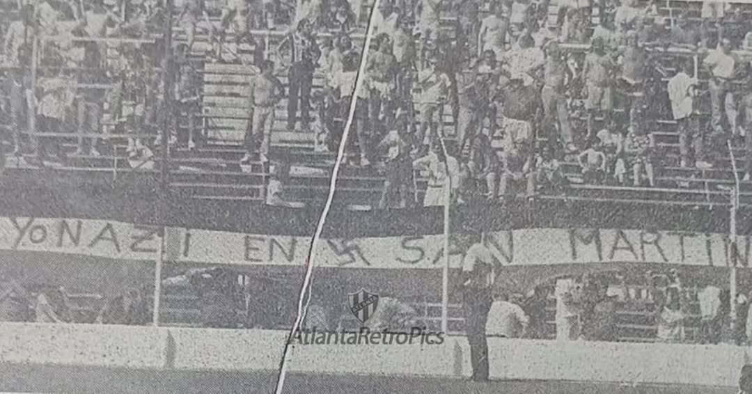 Barras_LATAM's tweet photo. 🔙🇦🇷 Corría el año 1992, cuando Defensores De Belgrano y Chacarita, jugaron en cancha de Atlanta.

La gente de Chaca llevo esta bandera a Villa Crespo, que cubrío todo el alambrado de la popular: https://t.co/I5ZF1XTikG