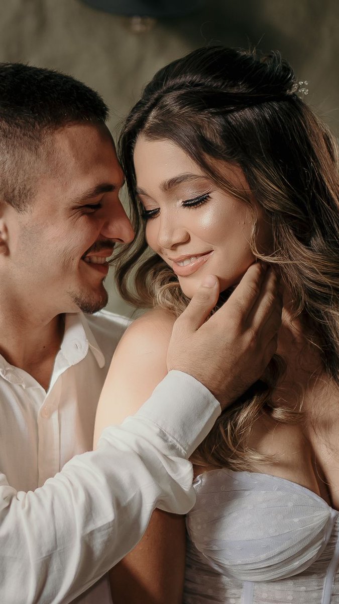 Prince40a's tweet image. لا تَسألني إلىٰ أيِّ الأوطانِ أنتَمي 
وأنا الَّذي رأيتُ في ضحكتك أوَطاني