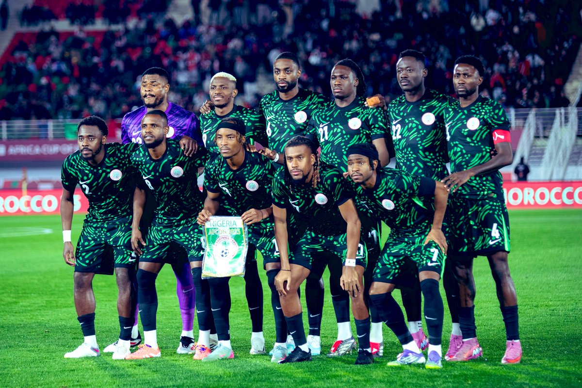 futbol_hubX's tweet image. 🚨𝐁𝐑𝐄𝐀𝐊𝐈𝐍𝐆: The Super Eagles squad has reportedly decided not to travel to Marrakech for their AFCON 2025 clash against Algeria unless the Nigeria Football Federation (NFF) clears all outstanding winning bonuses. ❌🇳🇬

Players and officials are unhappy over unpaid bonuses…
