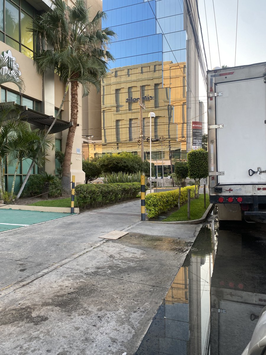 MartinCorAv's tweet image. Fuga de agua en la esquina de Francisco de Quevedo y López Cotilla que tienes ya varios días. Los del Centro Magno comentan que no es fuga de la plaza.

@GobierJalisco @siapagdl @Trafico_ZMG