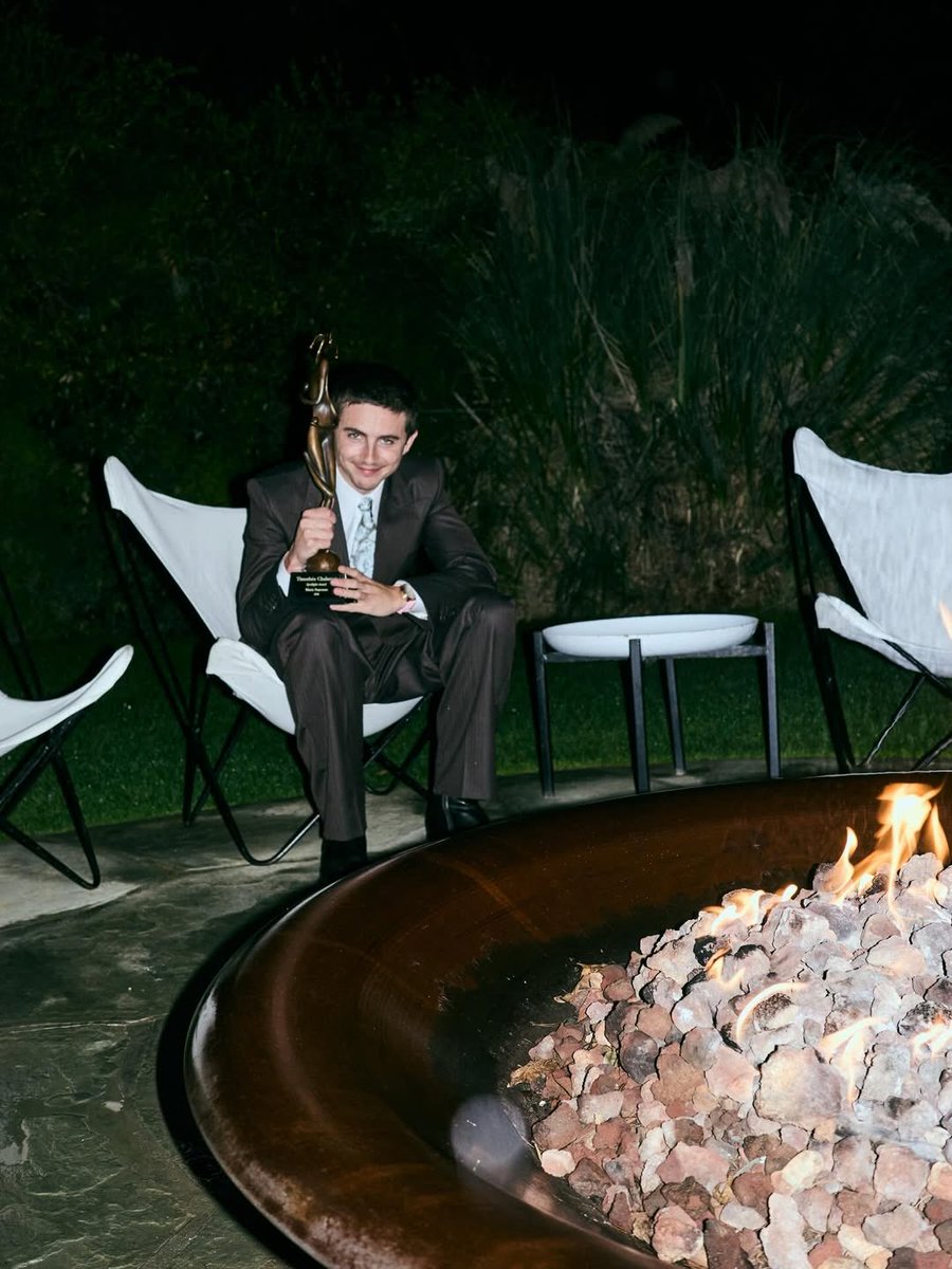 UpscaleHype's tweet image. .@RealChalamet in @givenchy while carrying his 37th annual Spotlight Actor Award from the Palms Springs International Film Festival.