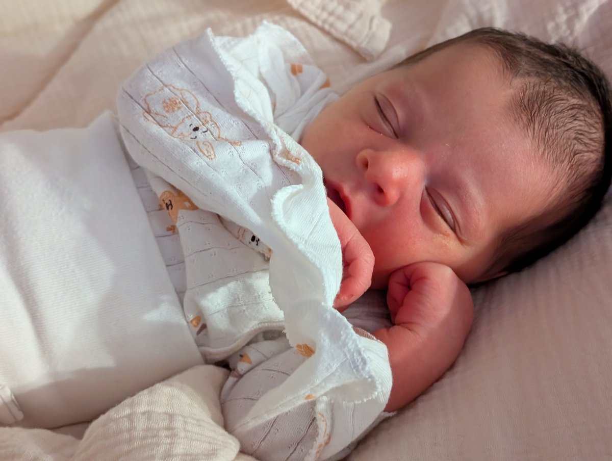 Mientras, el matrón y la enfermera le intentan atar una especie de cinturón con un sensor, para buscar las pulsaciones del bebé.

No hay forma. No aparece en pantalla. Otro gemido. Por fin Anna consigue sentarse y ponerse en la posición "típica de película", vamos, "de patas