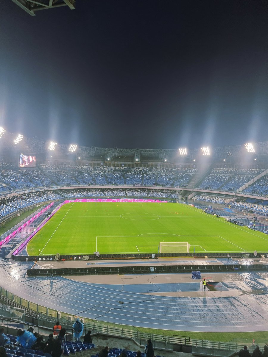 La prima partita in casa nell'anno del Centenario non poteva che essere coi veronesi. Alla conquista di Giulietta, Cuori Azzurri,  ricordando la storia e i mitici striscioni 💙
#forzanapolisempre💙 #devivincere #curvab #giuliettaanapoli #Centenario1926