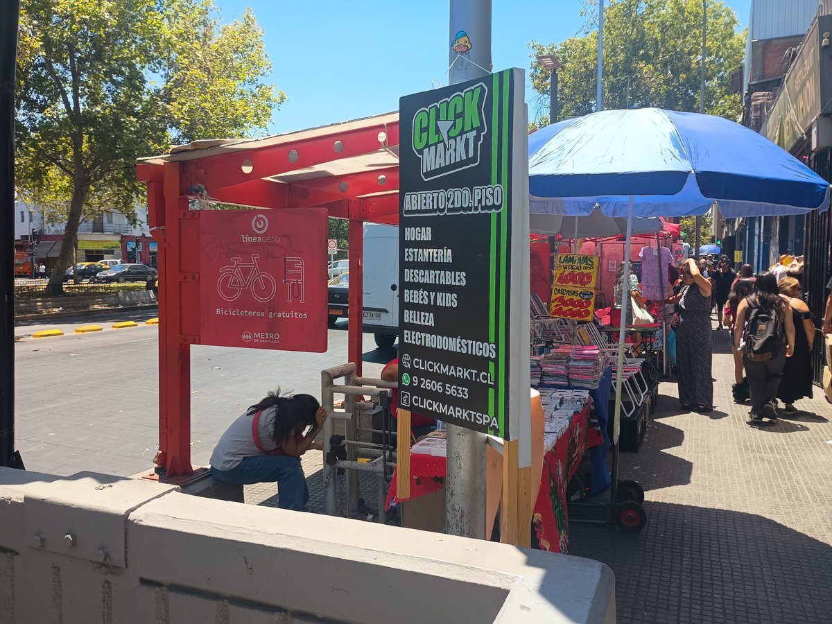 diego_castro_a's tweet image. ¿De qué sirve que @metrodesantiago invierta en habilitar estacionamientos de bicicletas en sus estaciones si después van a tolerar que se los tomen los vendedores ambulantes? Metro ULA.