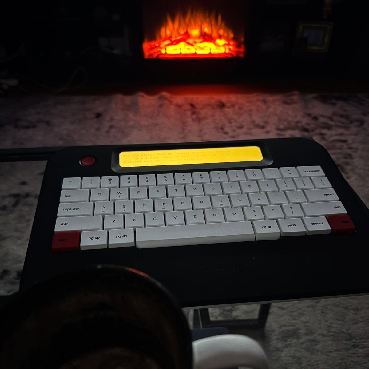 getfreewrite's tweet image. What's your favorite writing spot? Comment below 👇 #freewritealpha #freewritefam #writeon 📸: Belle Greene