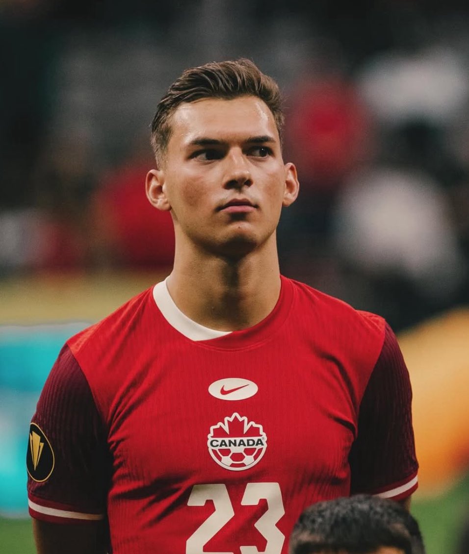 🍀 الكندي الدولي ذو الأصول الكرواتية نيكو سيغور (22 سنة)  لاعب نادي هايدوك الكرواتي يقترب من الانضمام لسيلتيك 

أخيراً سنشاهد (محور 6) حقيقي في الفريق 👍

#CelticFC