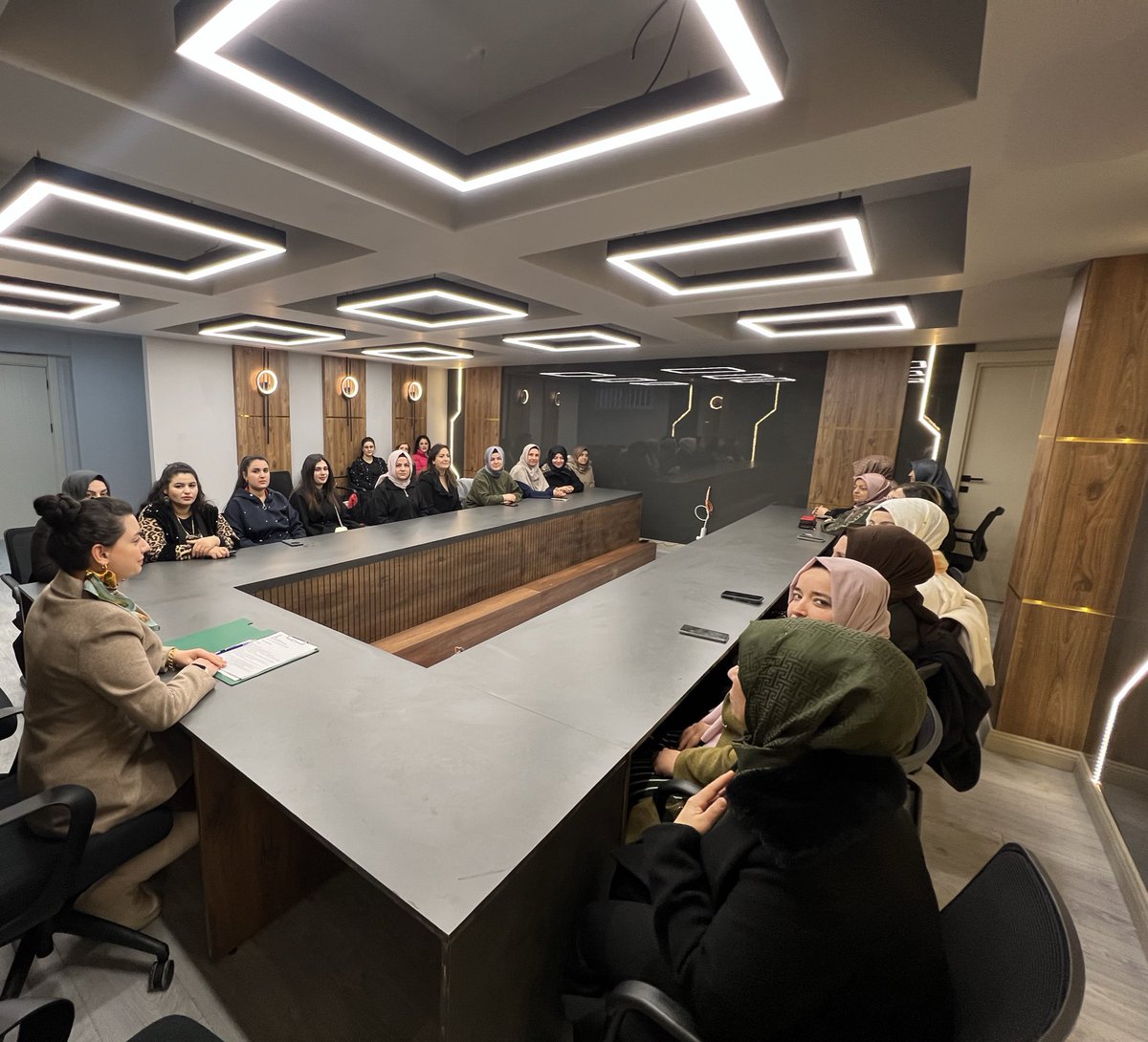 Yeni ilçe başkanlığımızda ilk toplantımız! Coşku yüksek, katılım ultra yoğun, motivasyon tam. Aynı inanç, aynı hedefle durmadan çalışmaya devam. 

#YeniİlçeBaşkanlığı #Kararlılıkla 
#TeşkilatRuhu #UltraYoğunKatılım

<a href="/RTErdogan/">Recep Tayyip Erdoğan</a>  <a href="/EmineErdogan/">Emine Erdoğan</a> 
<a href="/bybekirbozdag/">Bekir  Bozdağ</a> <a href="/abuyukgumus/">Ahmet Büyükgümüş</a>