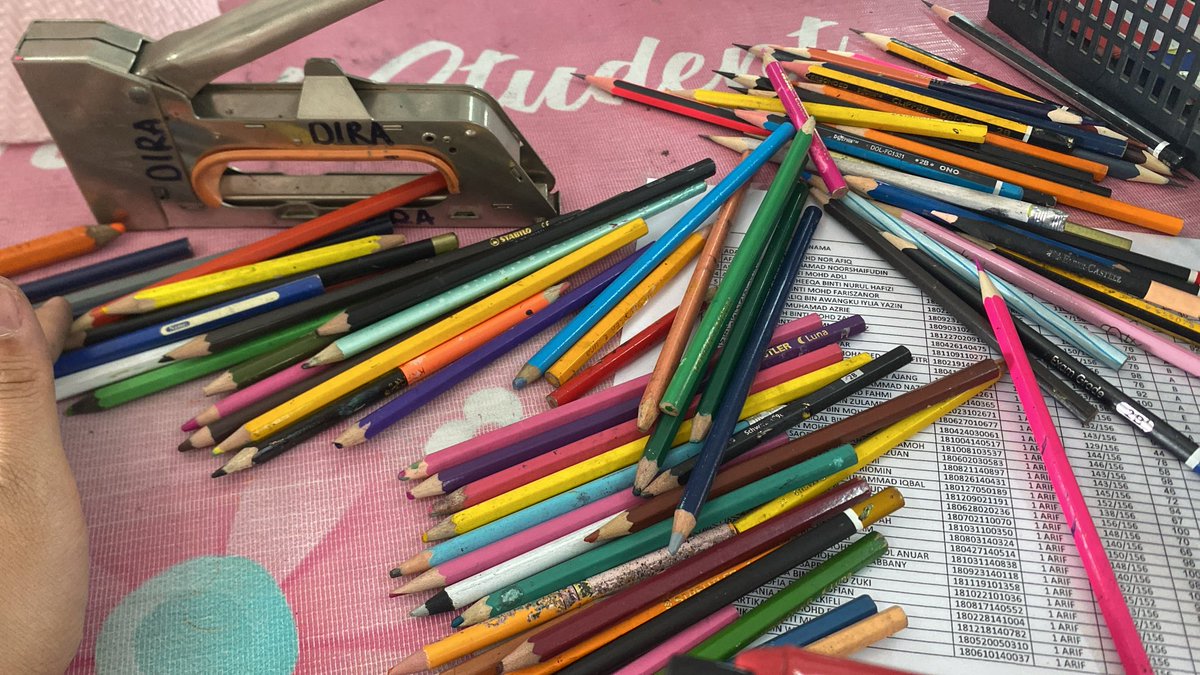 CheinDira's tweet photo. anak mintak pencil colour baru..pensel baru🙂‍↕️🙂‍↕️🙂‍↕️🙂‍↕️🙂‍↕️…..ni hasil guru kelas kumpul hujung tahun.Atas lantai tu biasa..lost n sampai ke sudah tak nak found.Mmg anak2 pakai buang ye pensel2 ni semua….apa lg,kita sharp,buat wakaf.
#sekolah #fyp https://t.co/TXbyTv9XIs