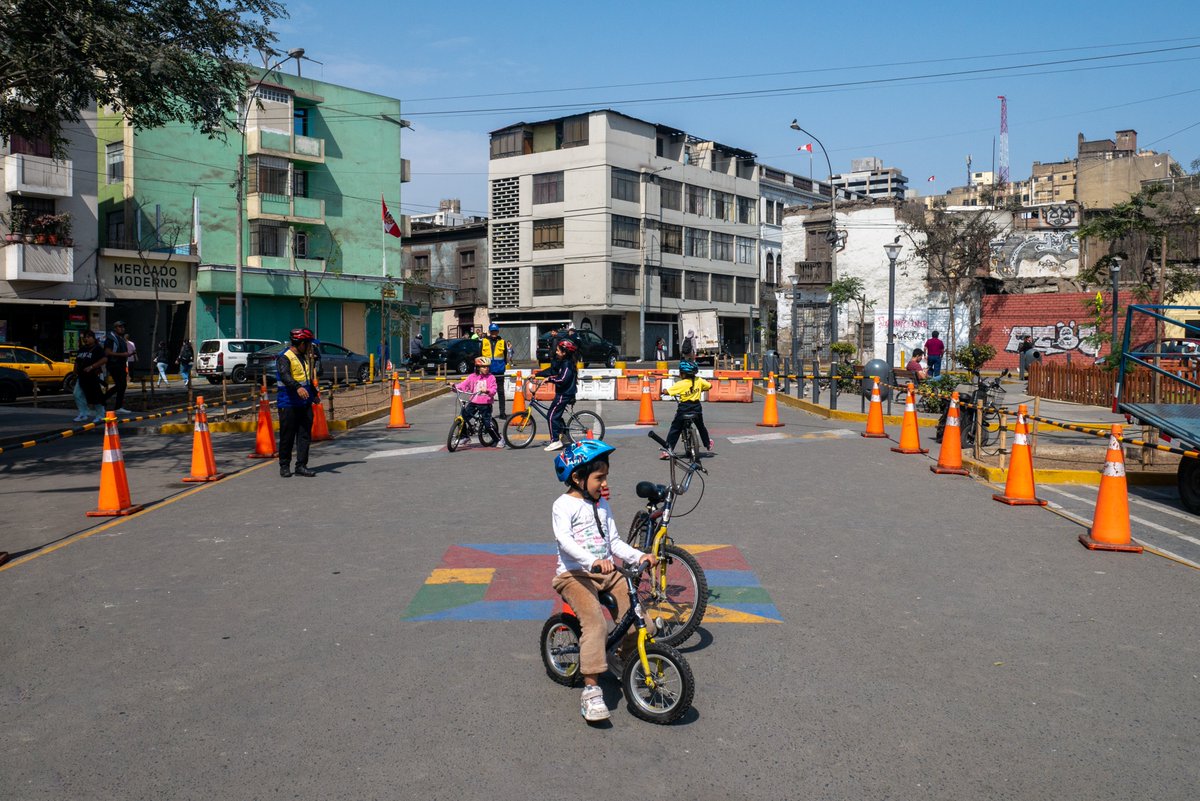 Escuela de Ciclismo Urbano – Lima Centro.
Vivimos una jornada que motivó a más personas a confiar en la bicicleta como un transporte seguro y sostenible. Los participantes aprendieron, reforzaron habilidades y ganaron confianza sobre dos ruedas.

Moquewawa – Jr. Moquegua Cdra. 7