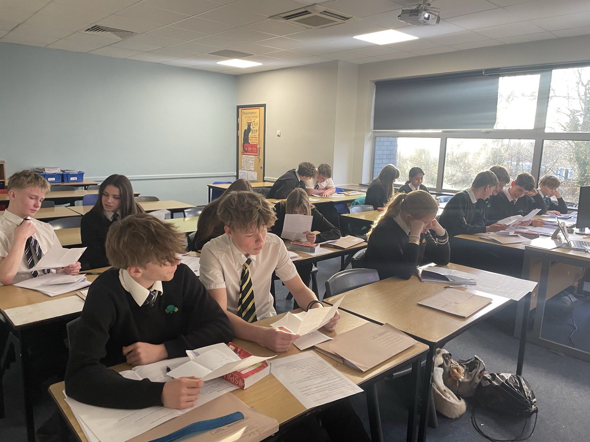 MissLees4's tweet photo. Year 10 Spanish enjoying receiving their pen pal letters from Spain! https://t.co/Ig2TtaonE3