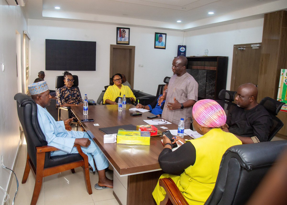 nigeriaeiti's tweet photo. The meeting agreed on shared commitment to deepen collaboration, strengthen EITI implementation, promote beneficial ownership transparency, and advance reforms toward a more accountable, corruption-resilient extractive sector in Nigeria. @sarkin_adar @EITIorg @Onuorahobiageli https://t.co/gMccrh3NWU