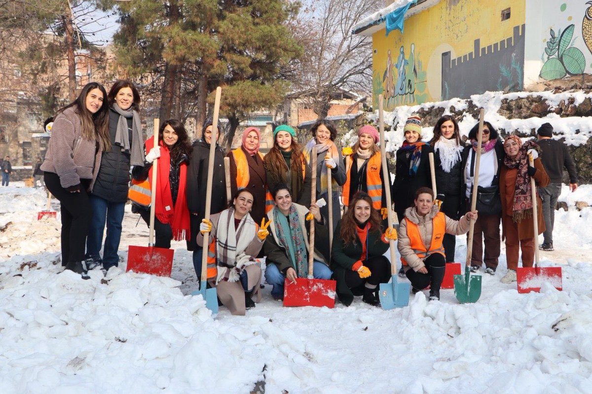 Kar yağışı ardından gerçekleşen buzlanmaya karşı iş makinelerinin giremediği Sur ilçesine bağlı İskenderpaşa mahallesinde Sur Belediyesi eşbaşkanları, belediye meclis üyeleri, <a href="/amed_dbp/">DBP Amed İl Örgütü</a> ve <a href="/demamedkadin/">DEM Parti Amed Kadın Meclisi</a> üyeleriyle birlikte kar küreme çalışması gerçekleştirdik. Dayanışma ile 🌸✌️