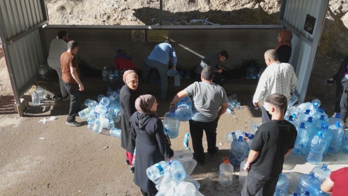 İnsan şu twiti atarken azıcık utanır, azıcık sıkılır. "Susuzluk algısı" imiş. Bu CHP'nin toplumdan haberi yok.. Allah sizi ıslah etsin. Sabaha kadar sosyal medya siyaseti yapabilirsin Ali Mahir. Susuzluğu çeken, sandıkta hesabını sorar. Rahat ol!