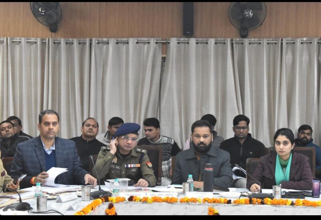 bstvlive's tweet photo. मुरादाबाद मंडल की समीक्षा करने विधान परिषद की समिति का दौरा 

विकास प्राधिकरण, नगर निगम, आवास विकास में व्याप्त भ्रष्टाचार व अनियमितताओ पर अंकुश लगाने की समिति का दौरा 

समीक्षा बैठक के दौरान मुरादाबाद नगर निगम के कार्यों पर समिति के अध्यक्ष व सदस्य हुए अभिभूत 
निगम के विकास मॉडल को सराहा

स्वच्छता सर्वेक्षण में देश भर में 131 से 10 वा स्थान व स्वच्छ वायु सर्वेक्षण में देश भर में दूसरा स्थान लाने व शहर में कूड़े का पहाड़ खत्म करने पर नगर आयुक्त का हुआ सम्मान 

  अनोखी पहल करते हुए समिति ने नगर आयुक्त आईएएस दिव्यांशु पटेल का सम्मान सदन के अंदर किया 

पिछले 18 माह में शहर का नजारा बदलने के प्रस्तुतिकरण की तालियां बजाकर सराहना 

त्रिशूल भारतीय रक्षा संग्रहालय के अलावा अन्य स्थानों का समित के सदस्यों ने किया भ्रमण
भ्रमण पश्चात हनुमान वाटिका , संविधान पार्क, रक्षा संग्रहालय देखकर नगर आयुक्त के विजन की भूरि भूरि प्रशंसा की

@CMOfficeUP @PatelD_IAS17  @vijaypathakbjp 
@Ashokkatariya9  @pawanschauhan07