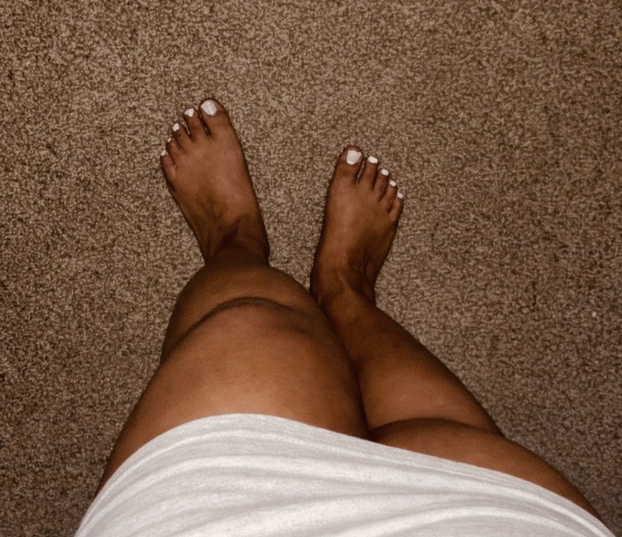 SoftStepAva's tweet photo. “Nothing but your T-shirt on” 🤪

#toecontent 
#whitetoes
#flatmeatyfeet 
#suckmytoes https://t.co/x8nfuS50k1