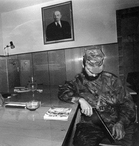 Dünyada ele geçirilemez denilen KGB ofisini ele geçirip Lenin'in fotoğrafı önünde poz veren Şamil Basayev'in tarihe geçen ve efsaneleşen o meşhur fotoğrafı.