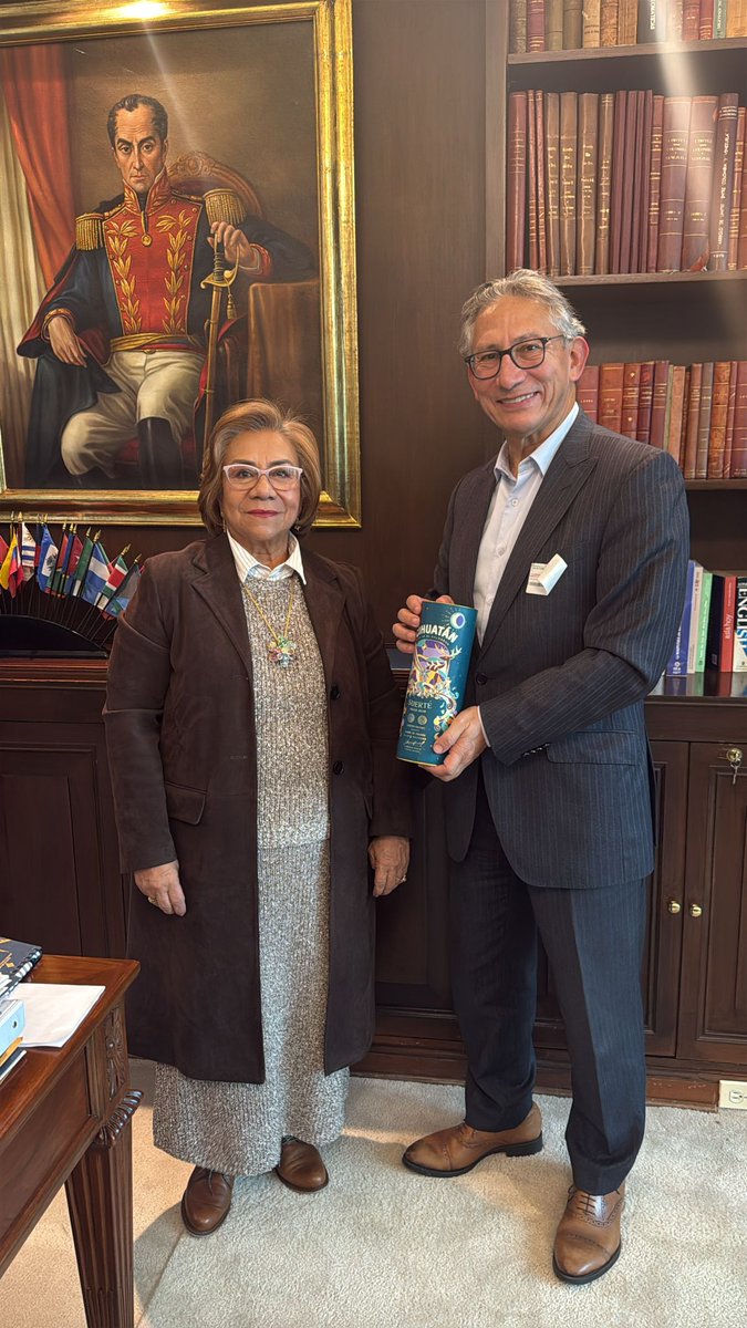 EmbColES's tweet image. El Embajador @Ca_rodboca sostuvo una reunión con la Sra. Canciller @ryvillavicencio para discutir las prioridades de política exterior con El Salvador y Belice, con énfasis en la migración regular, ordenada y segura y mecanismos para promover bilateralmente la movilidad laboral.