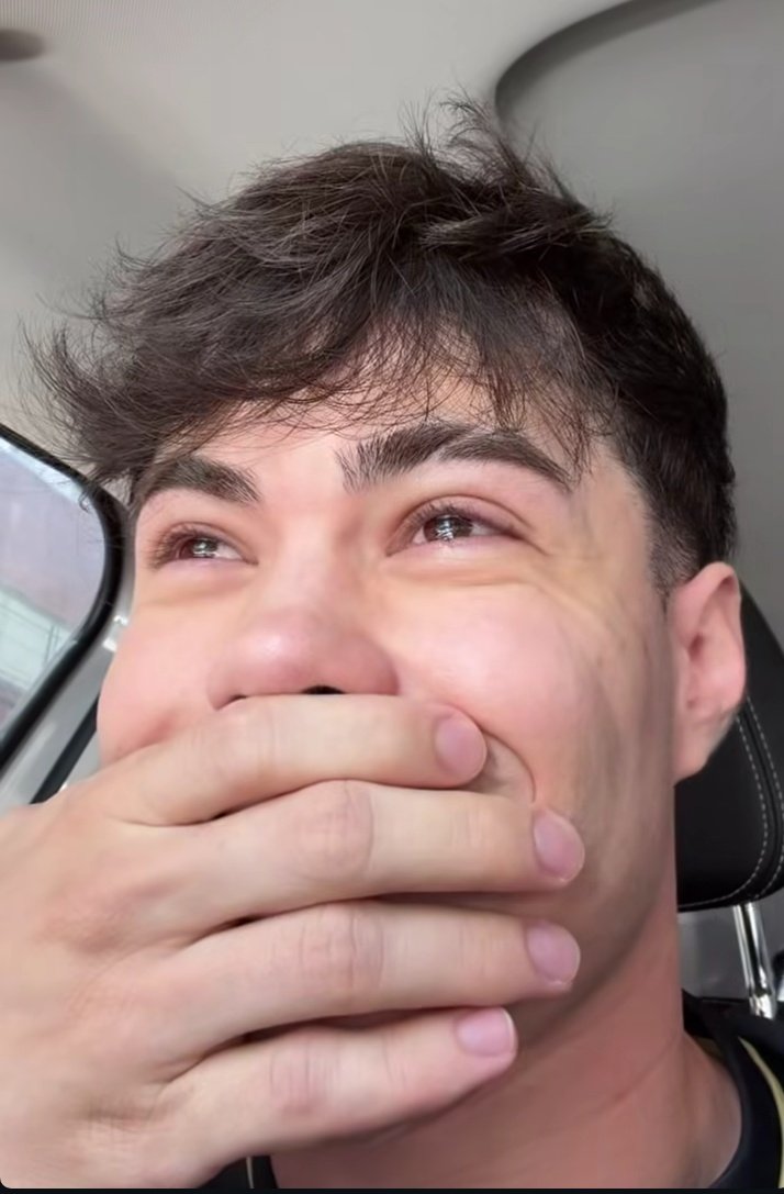 Imagina o Gustavo sendo feio chorando, nunca na vida vc chorando é feio.