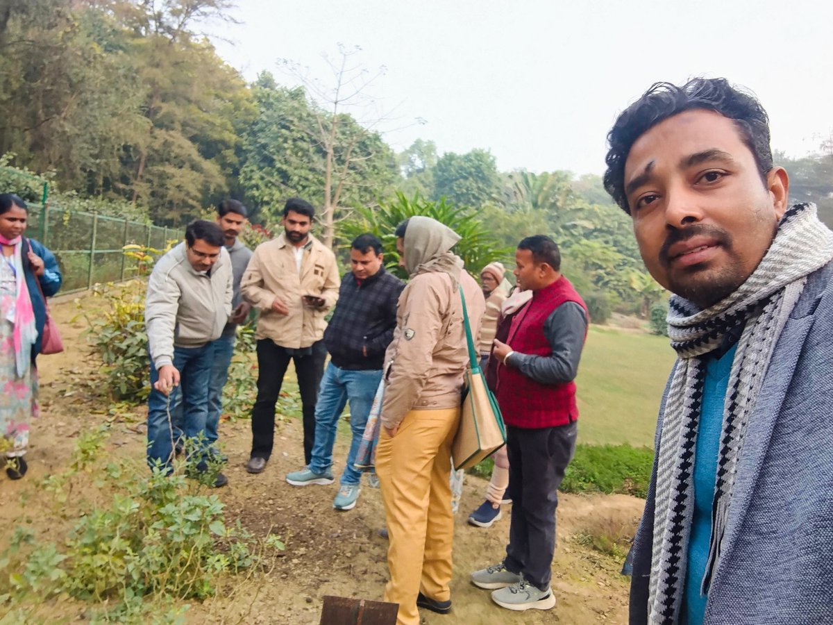 Satish_Microbes's tweet photo. As a part of CAFT Faculty training program, participants visited the Botanical Garden, Dept of Botany. Thanks to Dr. Tarun, coordinator of the program and Dr. Abhishek for sharing his experiences about medicinal plants. @bhupro https://t.co/95Pbb5SKuF