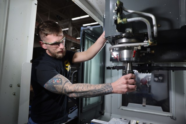 Mastercam's tweet image. The new machinist apprentice shop at @USArmy #WatervlietArsenal is live, giving apprentices hands‑on CNC experience and time to build &amp;amp; test programs using #Mastercam.

A huge win for skills development and future machinists.

#CADCAM #ChallengeAccepted