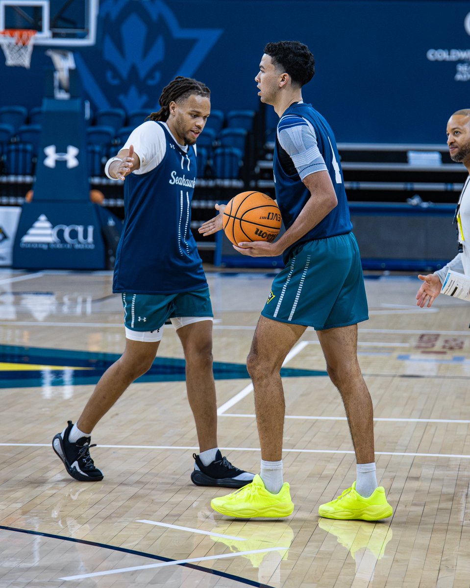 uncwmenshoops's tweet image. Quick recharge for a test on the road🔋

#BleedTeal