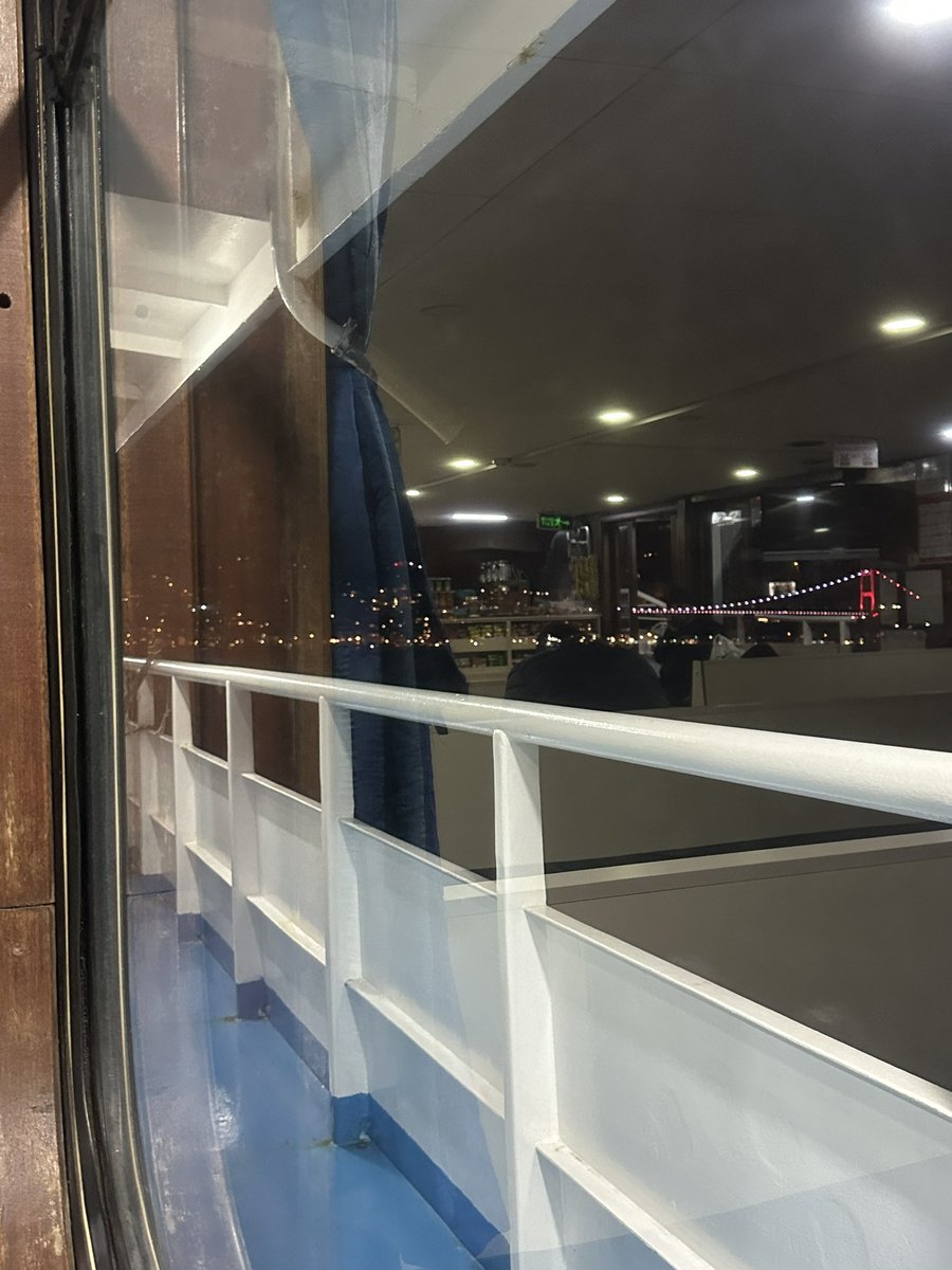 Bunca olumsuzluklara rağmen İstanbul hep ayakta!
Her zaman başı dik ve hür.
📍Arnavutköy | Eminönü - Sarıyer Vapuru