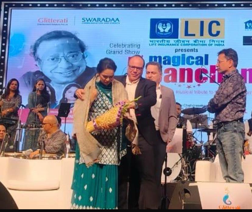 Felicitating the great talented actress @padminikolhapure at #magicalpancham #madmoneyjourney