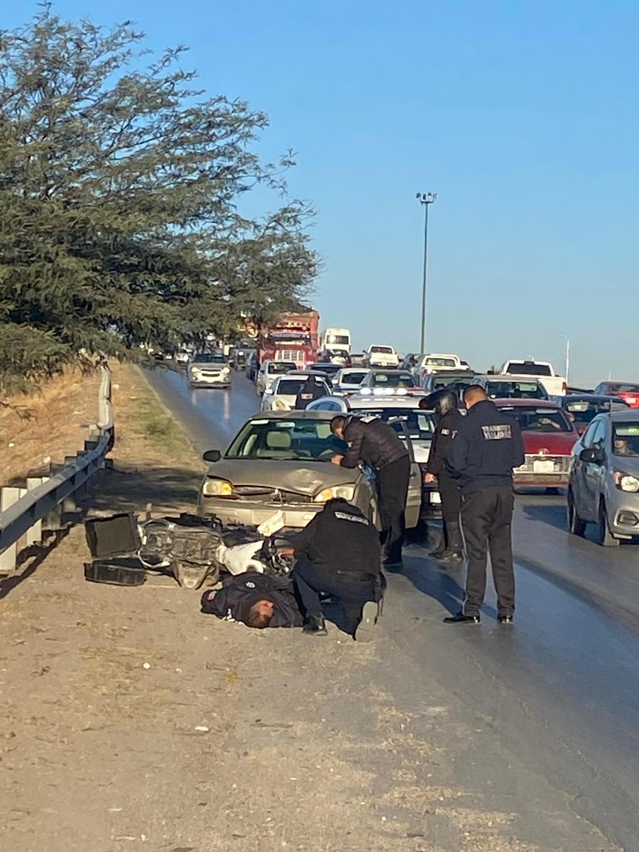 🔴 ATROPELLAN A AGENTE DE TRÁNSITO Y VIALIDAD EN TORREÓN

Un agente motorizado de la Dirección de Tránsito y Vialidad de Torreón resultó lesionado la mañana de este miércoles luego de ser atropellado mientras realizaba labores sobre el periférico Raúl López Sánchez.