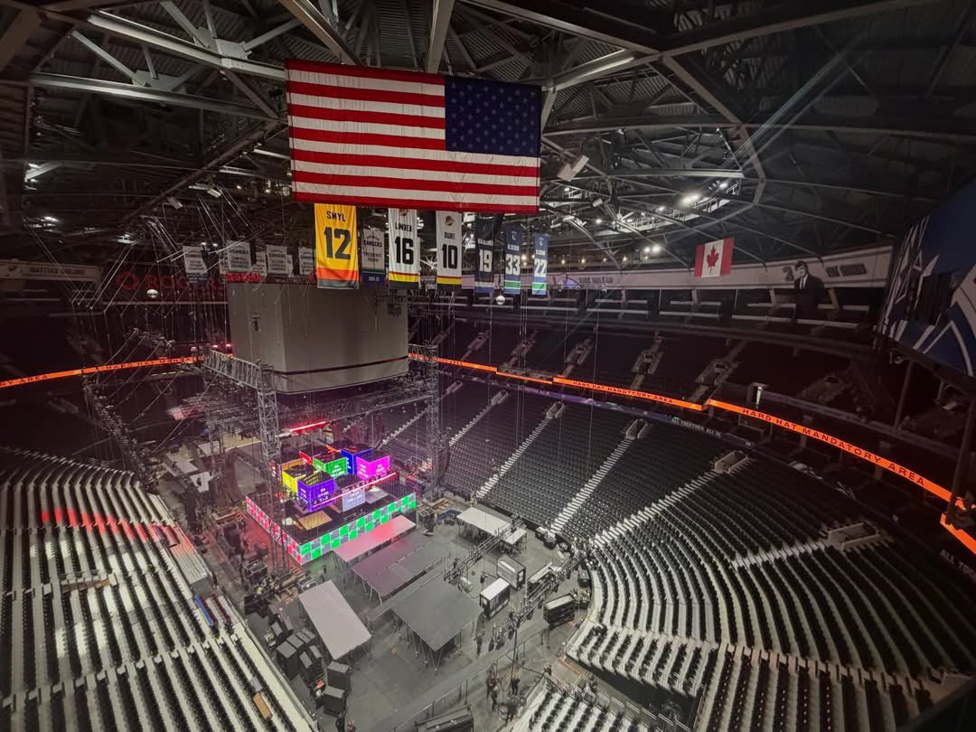 Choreocity's tweet image. The 360 stage is now being set up. Here’s a peak inside the Rogers Arena.

#TWICE #트와이스 #THISISFOR
#TWICE_THISISFOR_WORLD_TOUR_IN_VANCOUVER