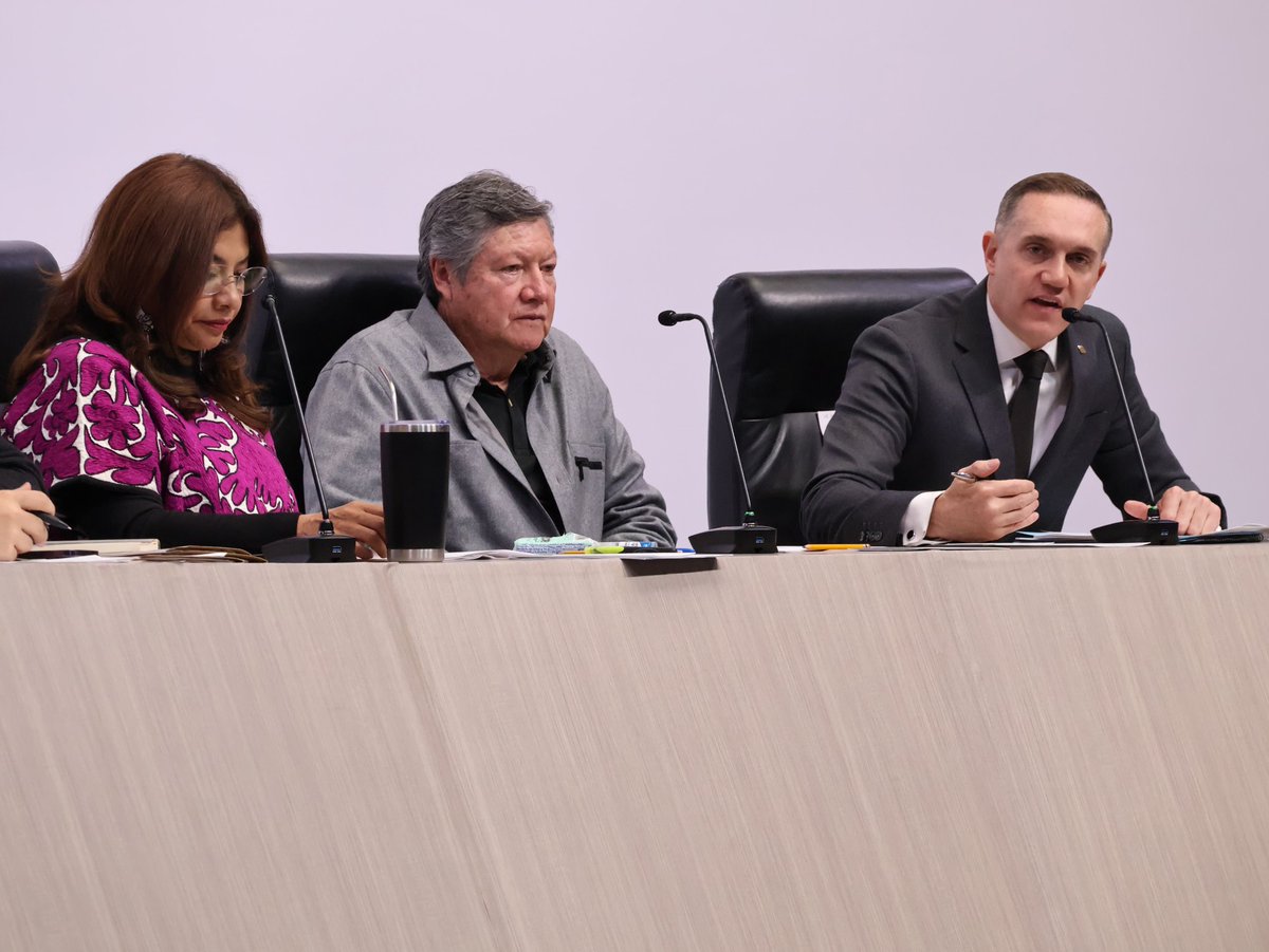 AdrianRubalcava's tweet photo. En conferencia de prensa con la #JefaDeGobierno, @ClaraBrugadaM; el titular de @Finanzas_CDMX, @JPDeBotton, y de @LaSEMOVI, @HectorUlisesGN, anunciamos la modernización integral de la Línea 3 del @MetroCDMX, una intervención prioritaria.
Con más de 55 años de servicio, esta línea presenta afectaciones por hundimientos y desgaste de su infraestructura, por lo que requiere una renovación total. El objetivo es convertirla en una de las más modernas de la ciudad, con un nuevo sistema de pilotaje, nueva flotilla de trenes y subestaciones modernizadas, garantizando un servicio más seguro, eficiente y confiable.
Esta administración piensa en la ciudadanía y trabaja por un mejor Metro.
#CuidarteEsParteDelViaje #LaNuevaLínea3