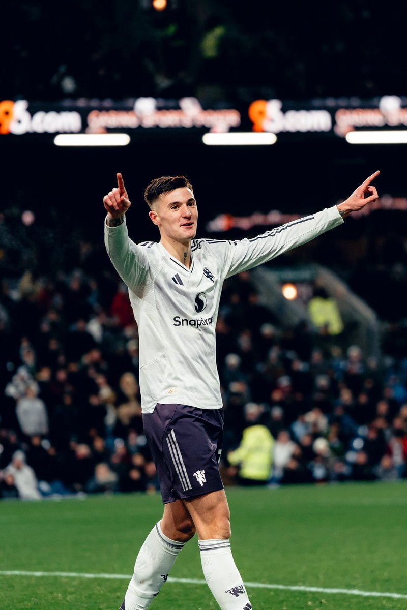 StatmanDave's tweet image. Benjamin Šeško’s game by numbers vs. Burnley:

78% aerial duels won 
39 total touches 
13 touches in the opposition’s box
8 shots 
7 shots on target 
2 shots 

Outstanding. 📈📈📈