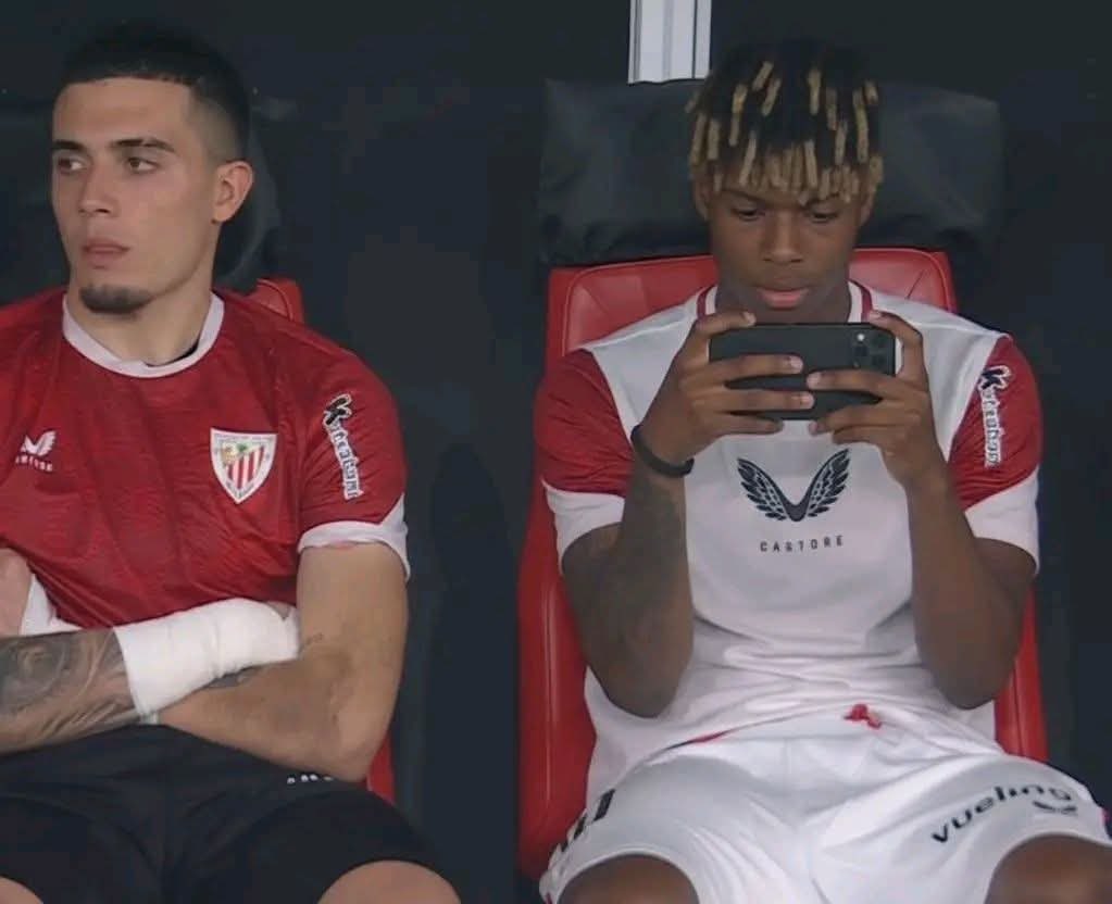 me hallo lagrimeando con nico williams defendiendo su aldea de clash of clans en medio de una semifinal