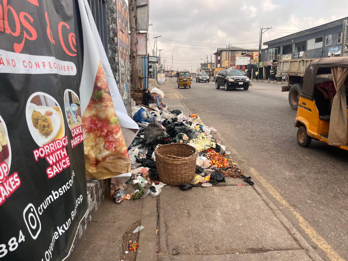 thecableng's tweet image. PHOTOS: Waste piles up on Lagos roads as collectors fail to show up

Major roads across several Lagos communities have been littered with waste following the Yuletide season.

TheCable had received reports that many private sector partnership (PSP) waste collectors engaged by the…