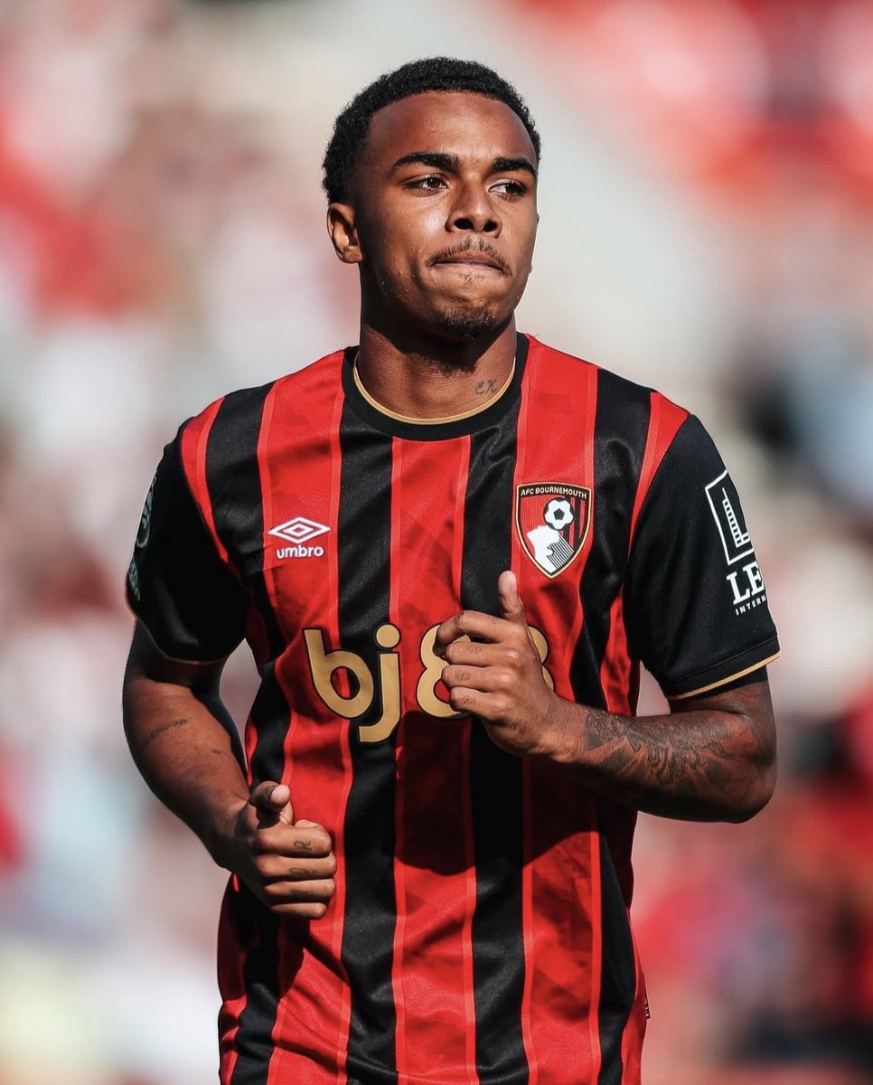 Avec 36 minutes de jeu en moyenne, Eli Junior Kroupi a marqué 7 buts en Premier League depuis août. L’adaptation là-bas se passe très bien pour lui !

Autant de buts que de titularisations, faut se rendre de l’exploit pour un 2006 qui réalise sa première saison en Angleterre.