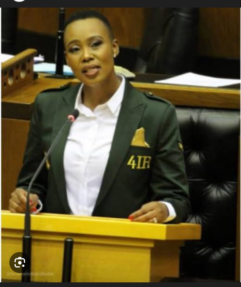 Shirlez's tweet image. Siphuma kude as a country,instead of making sure we were ready for AI ,she was wearing 44IR jackets🤣🤣🤣🤣