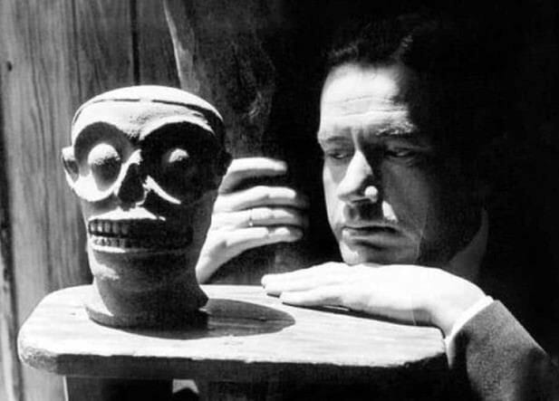 "Me han golpeado, sabes, me han dado duros golpes en eso que le llaman sentimiento. No sé quién; pero sí sé que a veces, cuando me examino el alma, la siento un poco quebrada".
Juan Rulfo, carta a Clara Aparicio