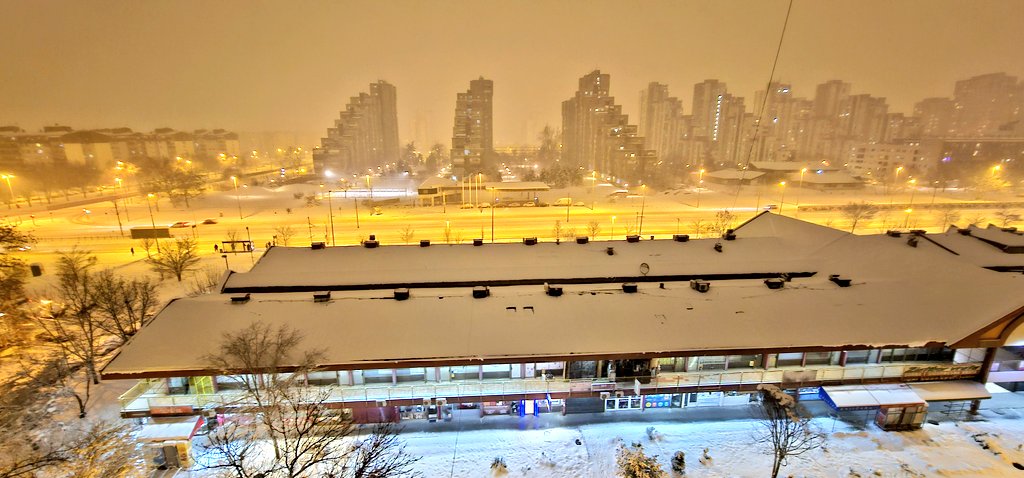 CharlieWafflees's tweet image. Barem ima struje.