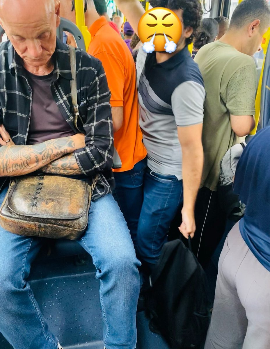 ei você que fica na posição 👉🏻BUNDA COM BUNDA👈🏻 no ônibus, não seja BURRO!!
como que a pessoa vai passar por vocês dois sem MACETA-LOS, se vcs estão na posição 👉🏻bd👈🏻 ??????