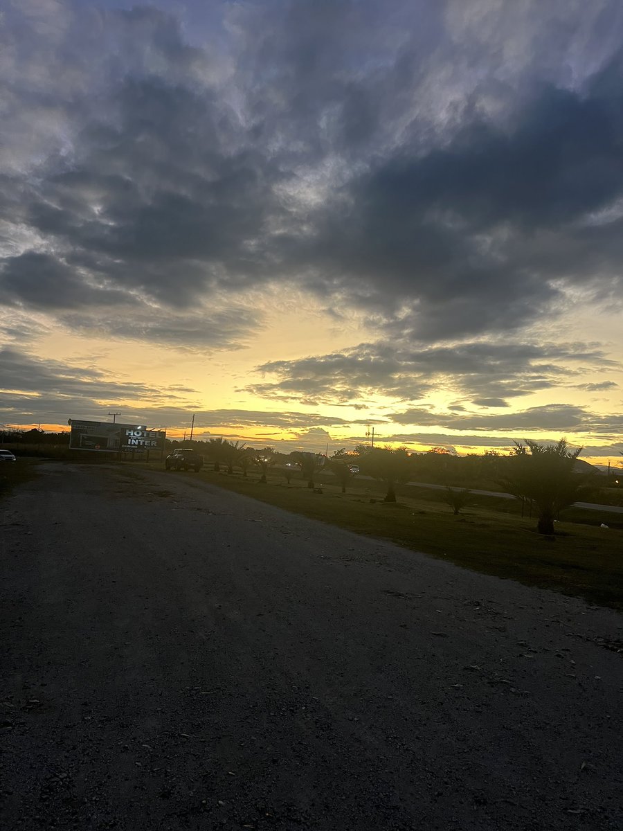 Ayer estaba tan pero tan agobiada que ni el gym me colaboró 

Así que salí, me compré un jugo y me sente en medio de un llano a mirar los carros mientras caía el atardecer, tenía puestos los audífonos con una buena rola y me di cuenta que necesitaba eso

Un break!