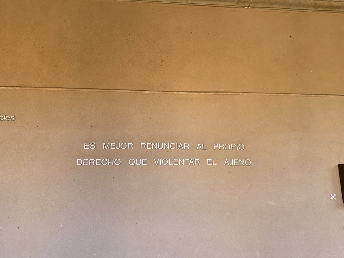 Vist al claustre del Convent de San Esteban a Salamanca, el segle XVI ressona aquest temps darrer de nous imperialismes vells …