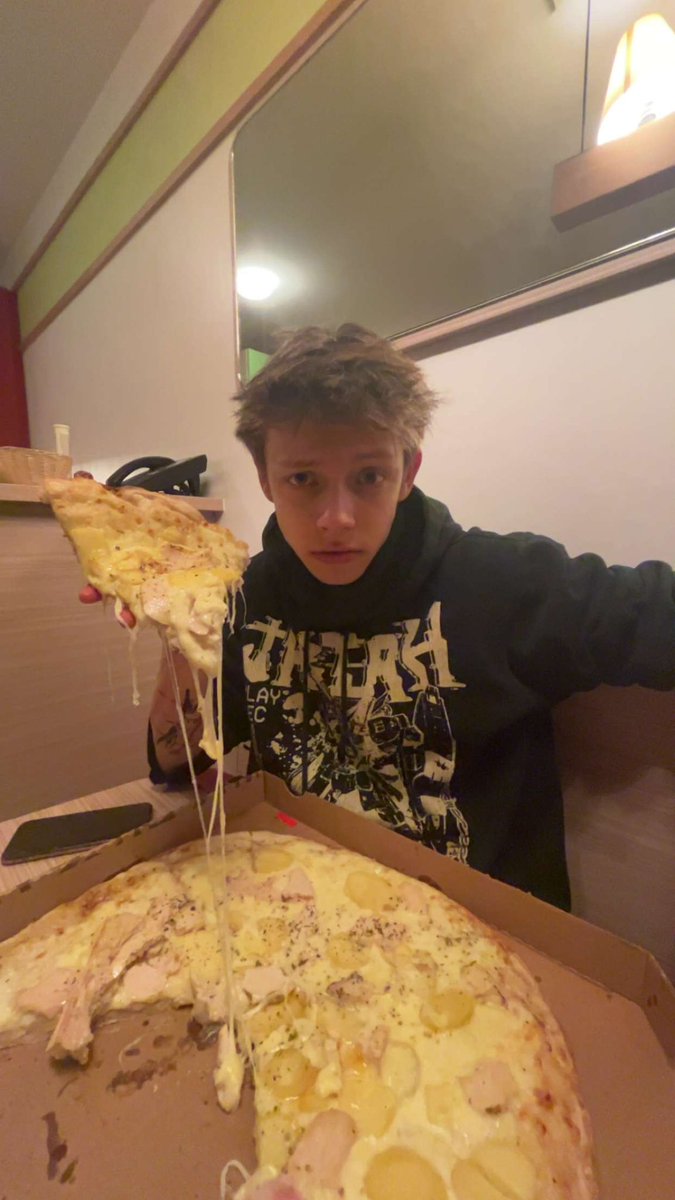 g✮briel tweet media