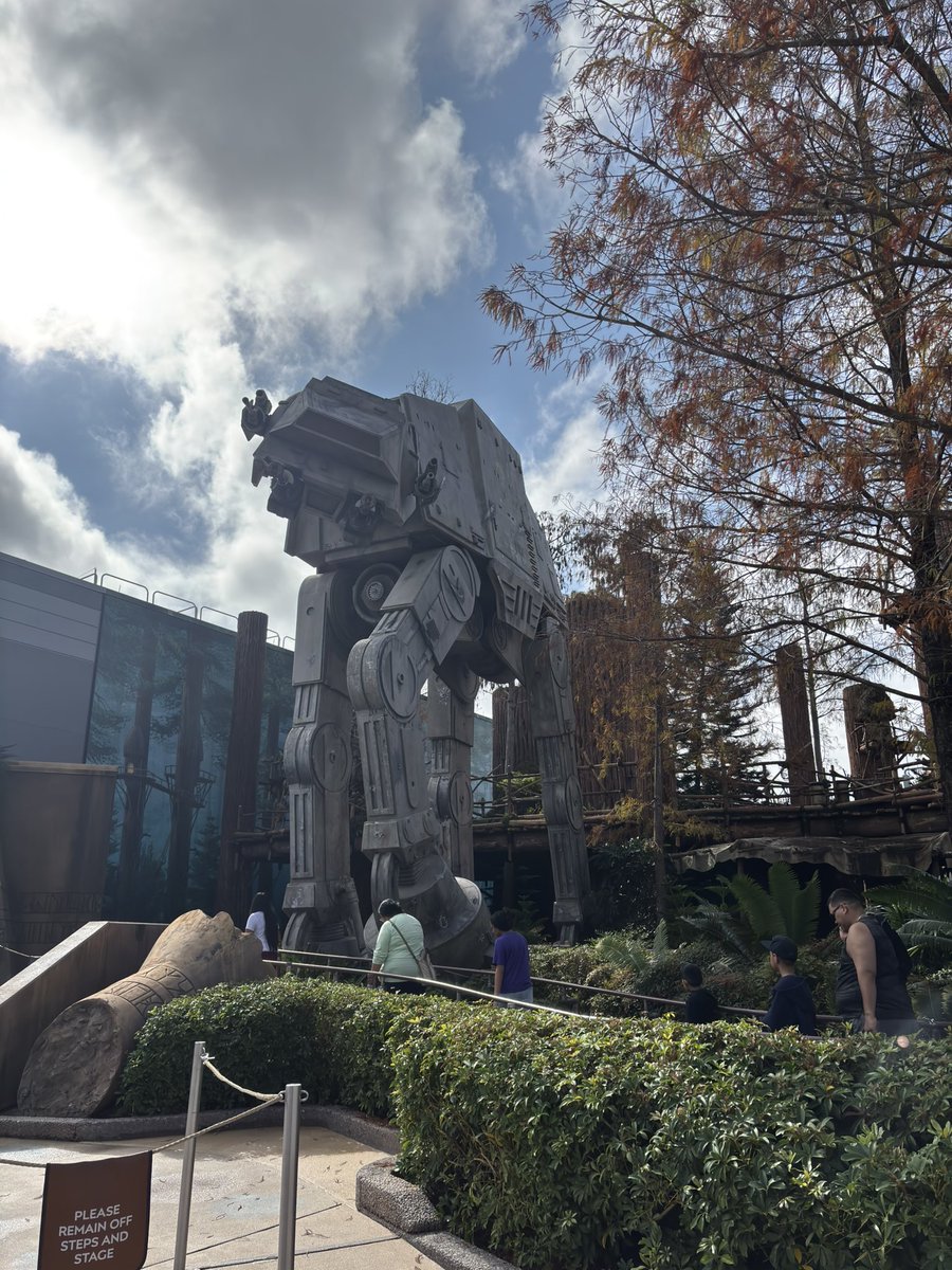 hunters_bandana's tweet photo. finally got to visit Galaxy’s edge omg 🥹 https://t.co/Ls5TesO66t