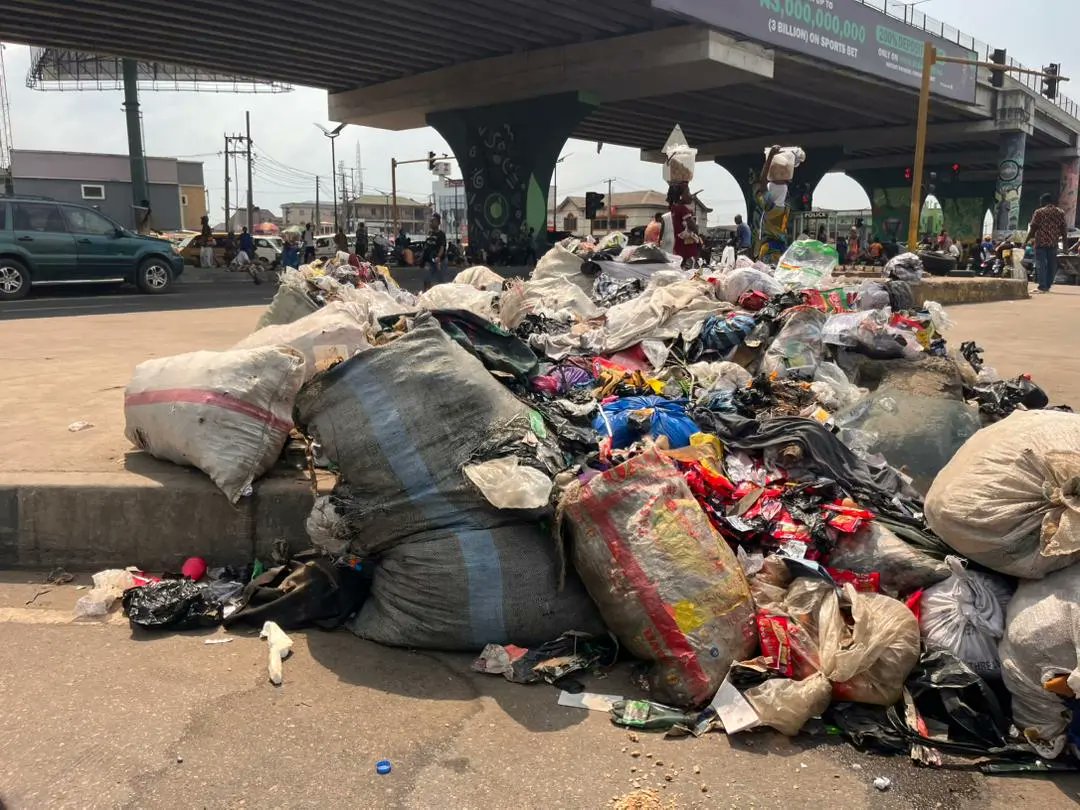 thecableng's tweet image. PHOTOS: Waste piles up on Lagos roads as collectors fail to show up

Major roads across several Lagos communities have been littered with waste following the Yuletide season.

TheCable had received reports that many private sector partnership (PSP) waste collectors engaged by the…