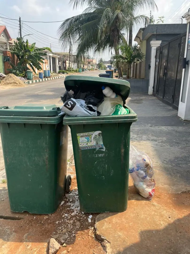 thecableng's tweet image. PHOTOS: Waste piles up on Lagos roads as collectors fail to show up

Major roads across several Lagos communities have been littered with waste following the Yuletide season.

TheCable had received reports that many private sector partnership (PSP) waste collectors engaged by the…