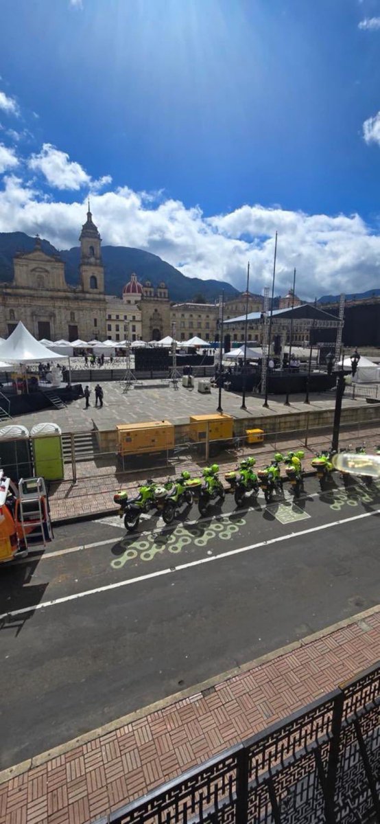 Natalia__Gar's tweet photo. Los apelótardados están diciendo que llenaron la plaza de Bolívar. Pero claro, pusieron una tarima que se lleva gran parte de la plaza, y además la llenaron de carpas porque sabían que la convocatoria no iba a se grande. 

Una preguntita cuánto nos costó a los colombianos este montaje para subirle el ego al jaguar dormido