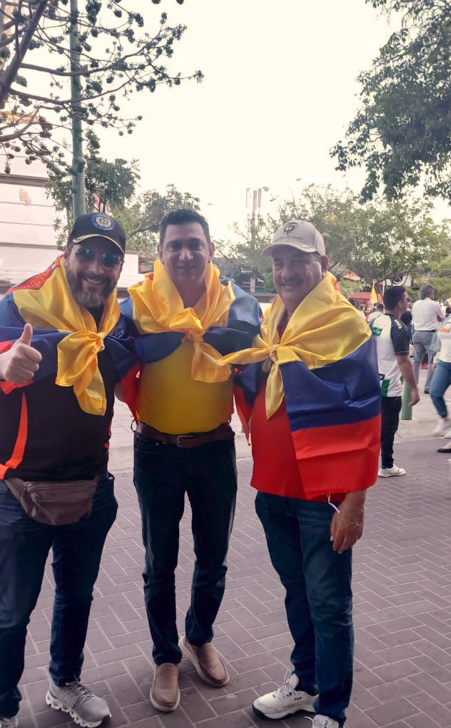Aquí estamos, en el Paseo Bolívar de Barranquilla, alzando la voz por la soberanía y la dignidad de Colombia. 💪🇨🇴 Hoy el país se moviliza de manera pacífica y masiva en defensa de nuestra democracia y nuestra libertad. 

<a href="/pactocol/">Pacto Histórico Oficial</a> <a href="/petrogustavo/">Gustavo Petro</a> #ColombiaSoberana <a href="/auraameliaparej/">Aura Amelia Pareja</a>