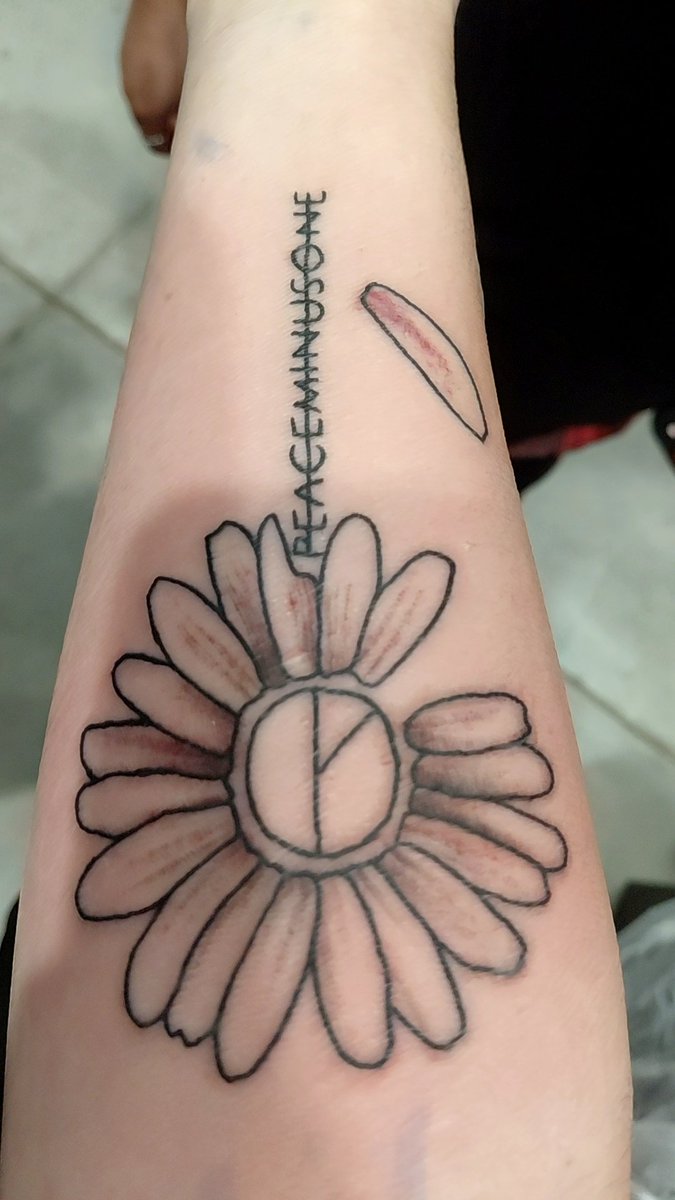 jjjiyong_gd's tweet image. First Twitter post because frankly I'm too happy with how this turned out to not share it everywhere- honoring the king of K-pop with my first tattoo from a few months back &amp;lt;3 || #viptwt #GDRAGON #BIGBANG